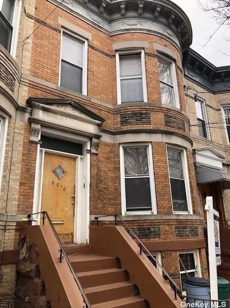 60-10 Catalpa Ave, Flushing, NY 11385-4919