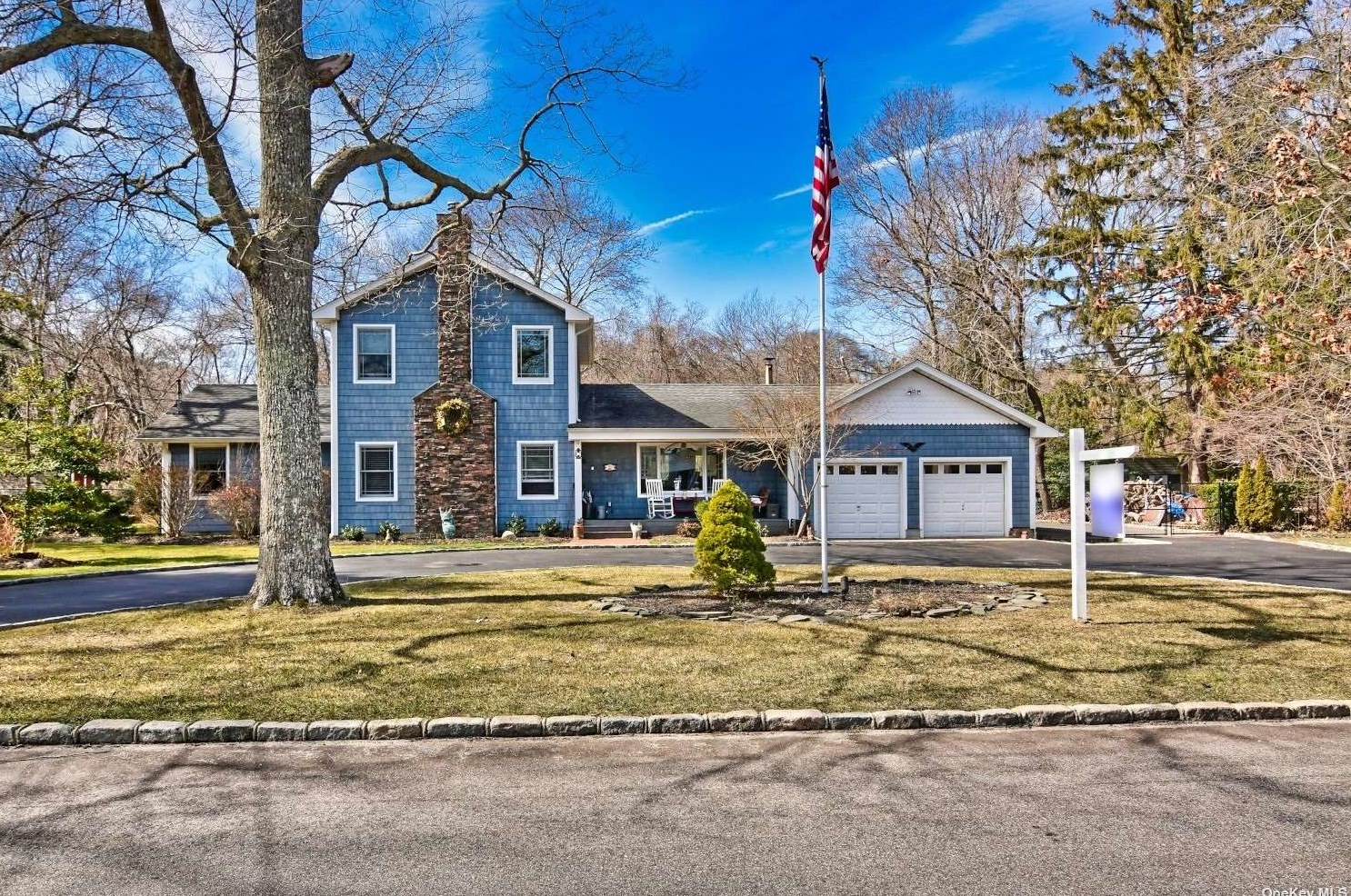 86 Lincoln Dr, Oakdale, NY 11769