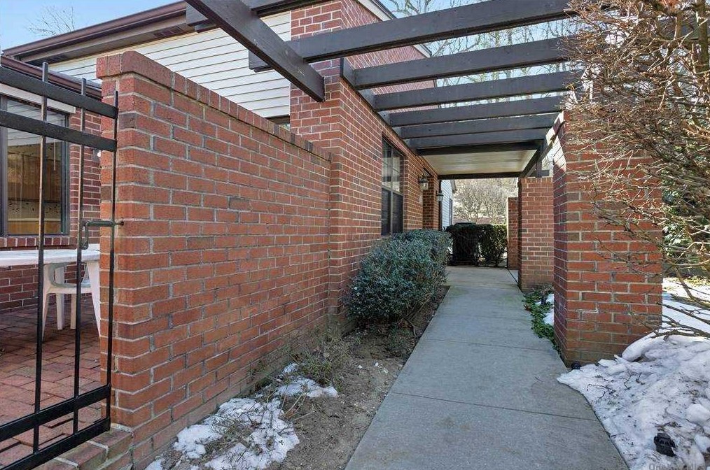 151 Darters Ln, North Hills, NY 11030-4024