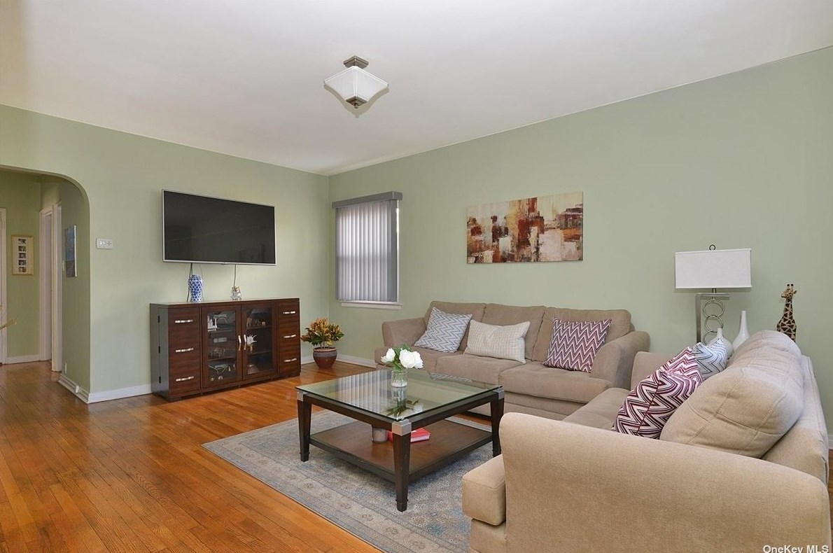 36-08 205th St, Flushing, NY 11361-1346