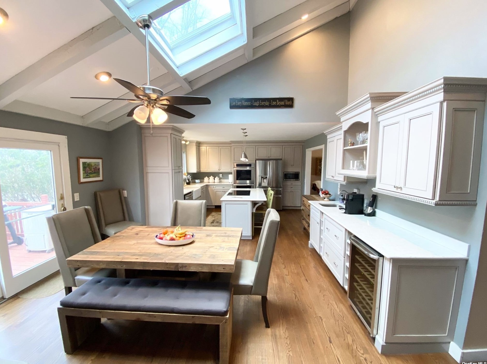 7 Hill Top Ct, Head Of The Harbor, NY 11780-1227