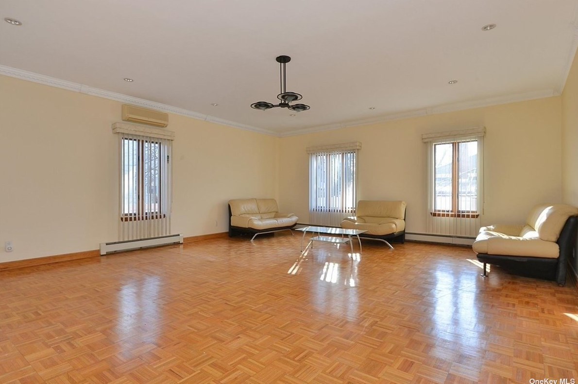 75-32 167th St, Flushing NY  11366-1125 exterior