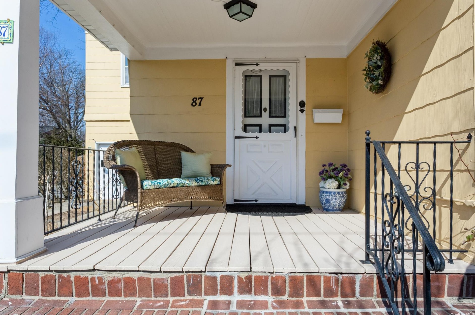 87 Grove St, Lynbrook, NY 11563-2125