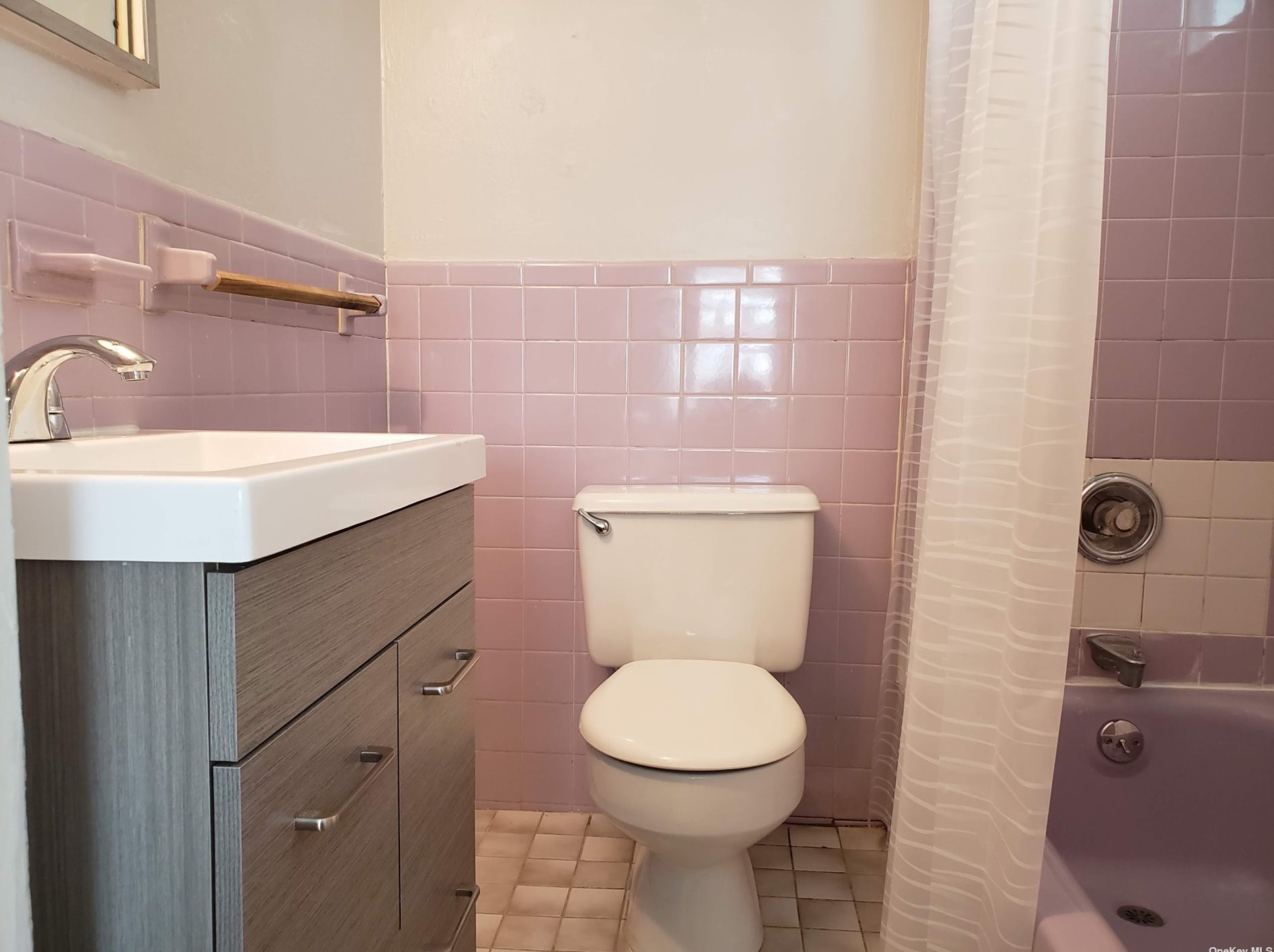412 43rd St, North Lindenhurst, NY 11757
