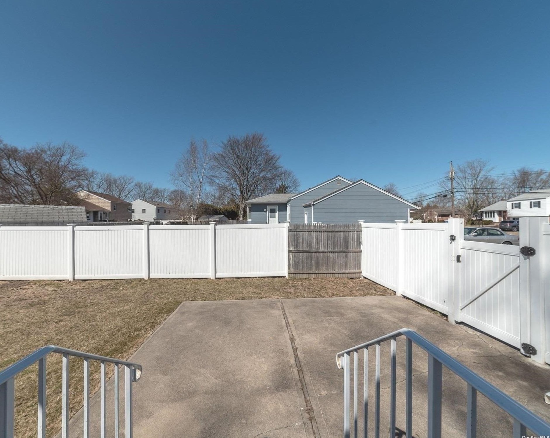 12 Kipling Dr, Greenlawn NY  11740-2713 exterior