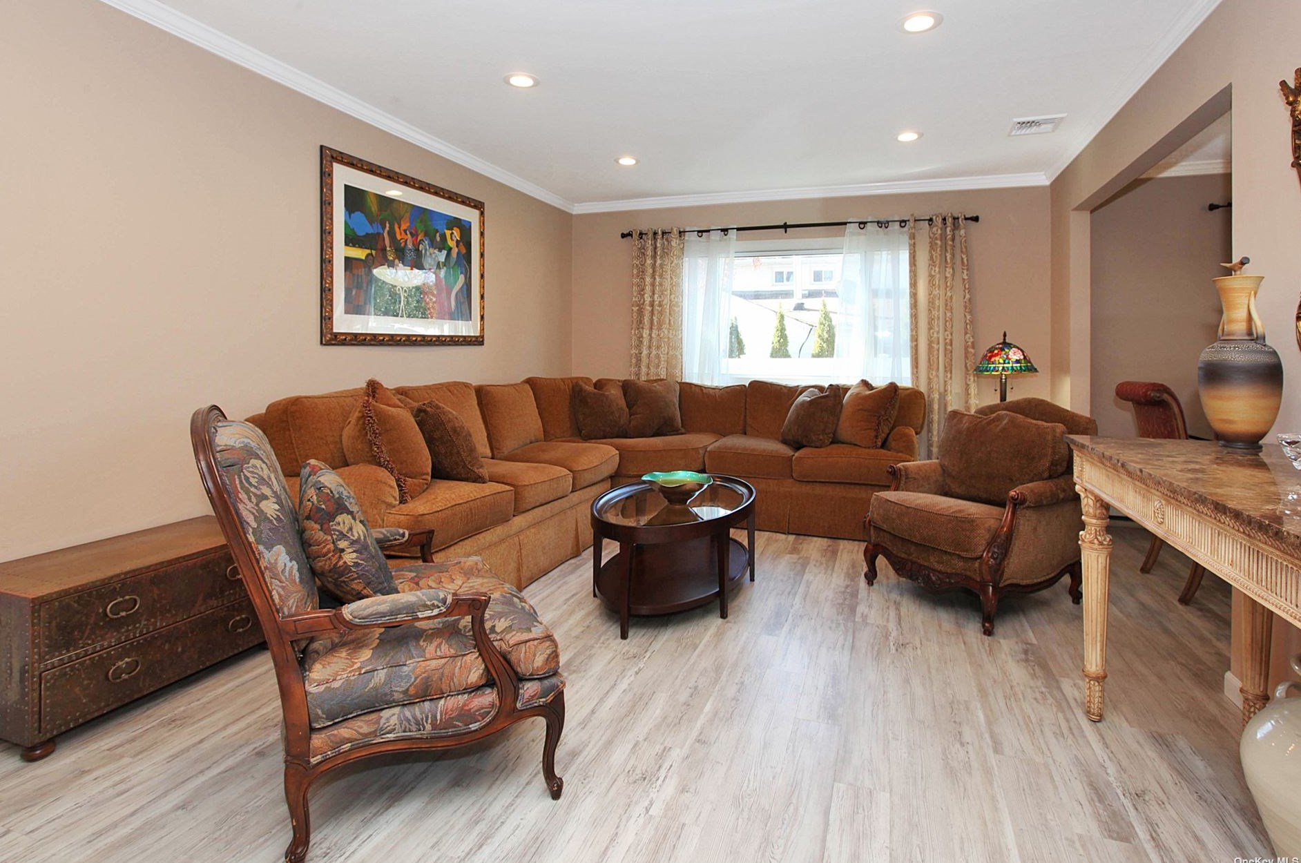 10 Empire Ct, Commack, NY 11725-1134