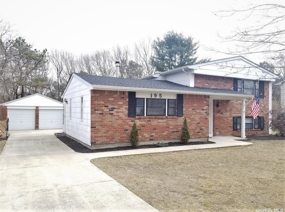 195 4th Ave, Holtsville, NY 11742