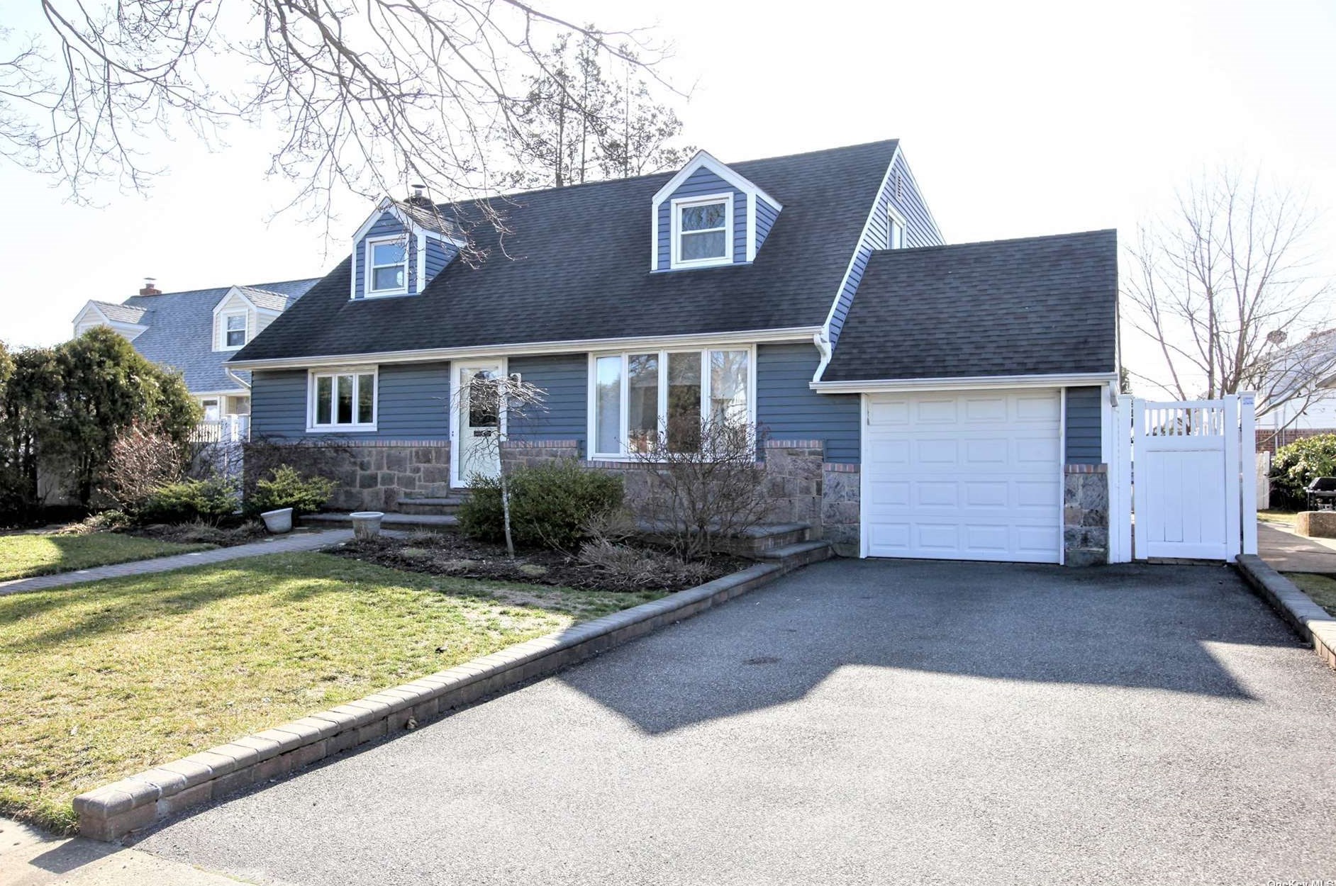 2712 Concord Dr, Hempstead, NY 11554-3508