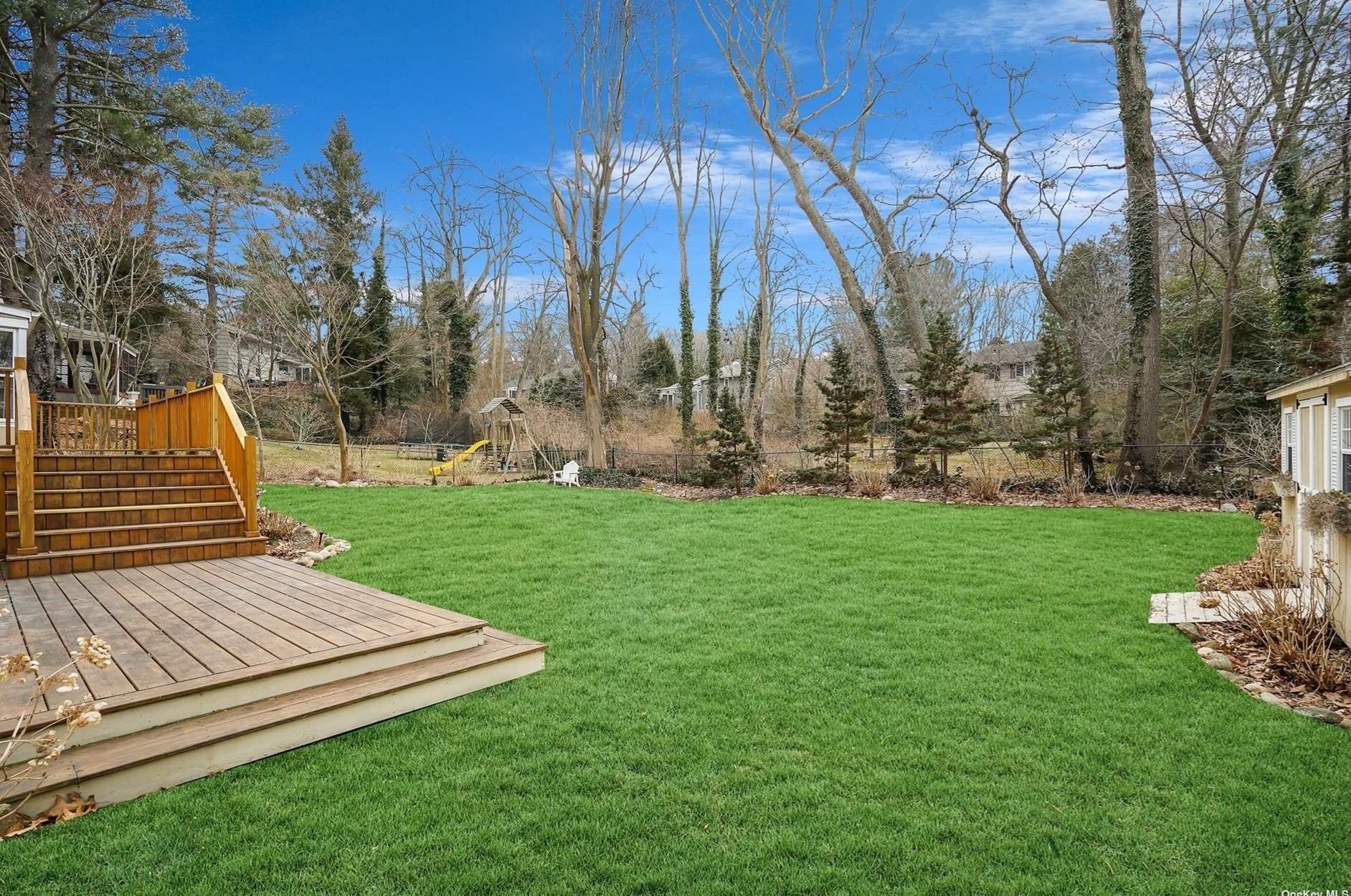 7 Falcon Pl, Hunt NY  11743-1426 exterior