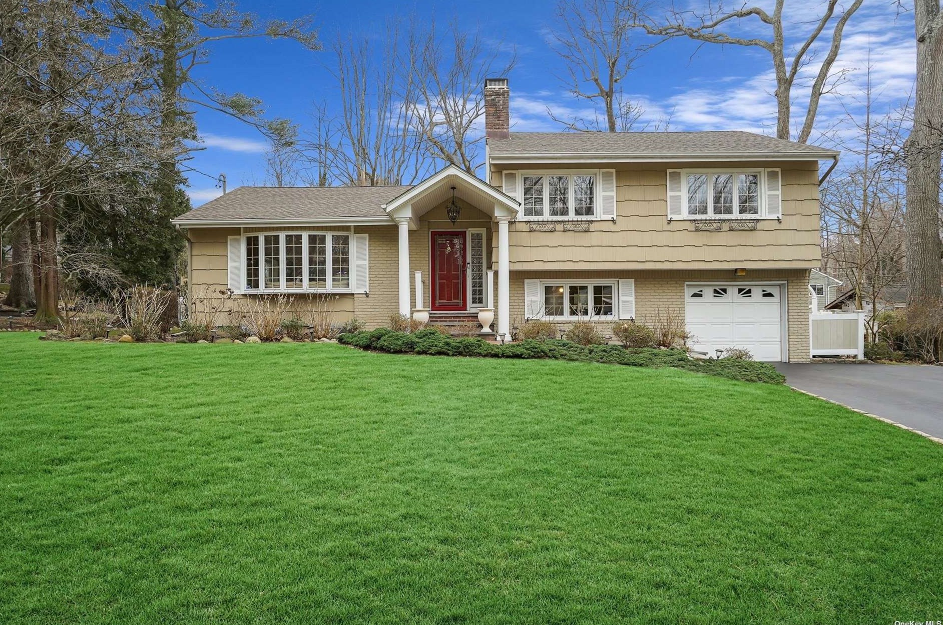 7 Falcon Pl, Hunt NY  11743-1426 exterior