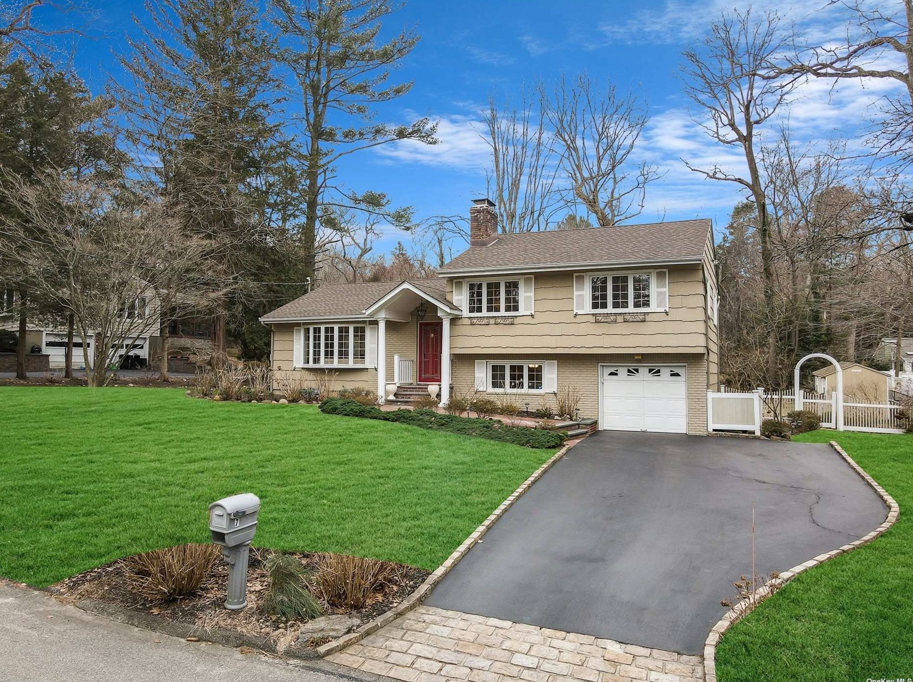 7 Falcon Pl, Hunt, NY 11743-1426