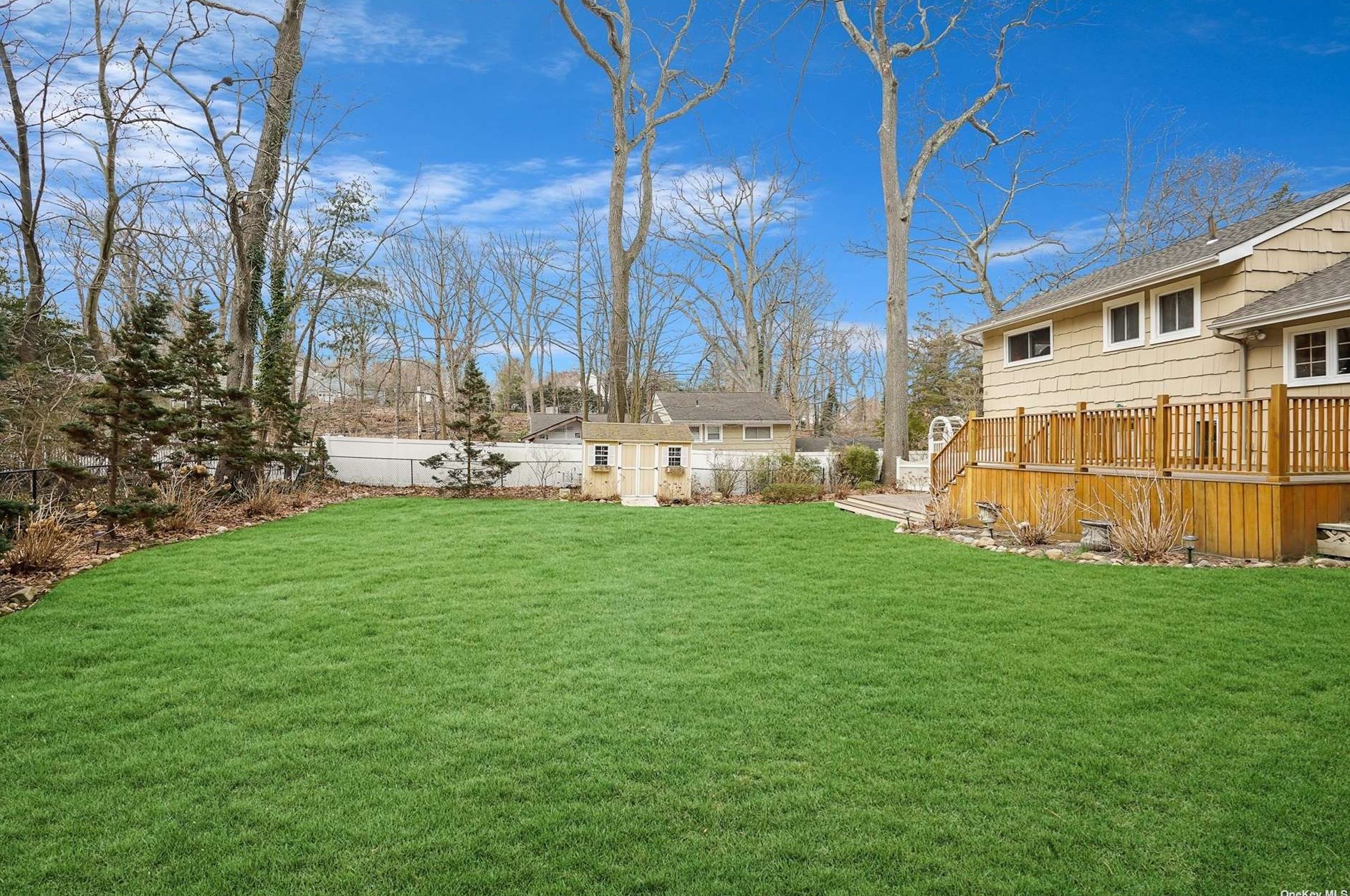 7 Falcon Pl, Hunt NY  11743-1426 exterior