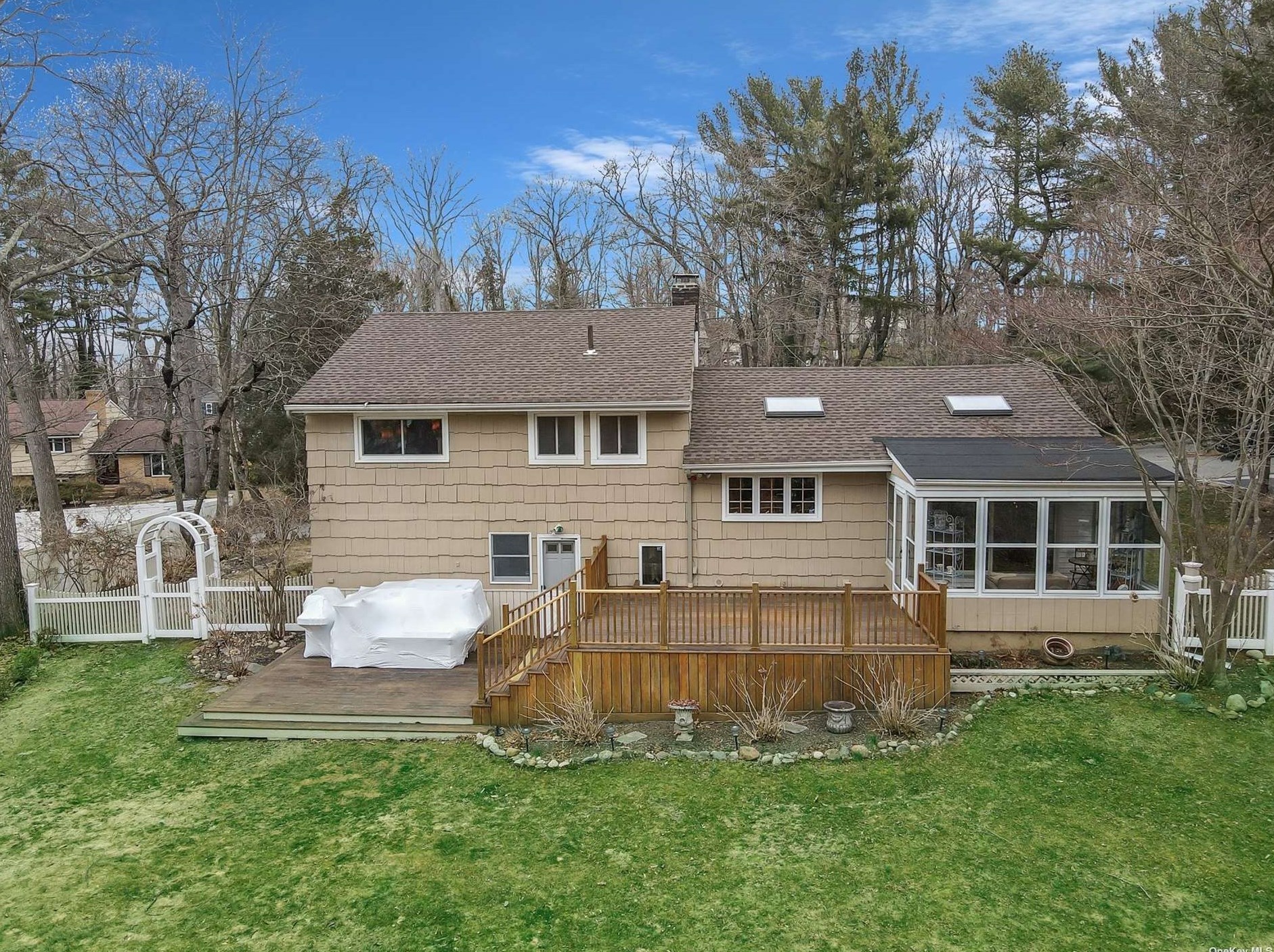 7 Falcon Pl, Hunt NY  11743-1426 exterior