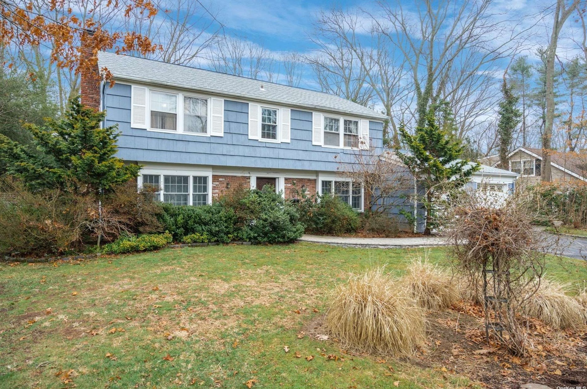 25 Sycamore Cir, Stonybrook, NY 11790-3129