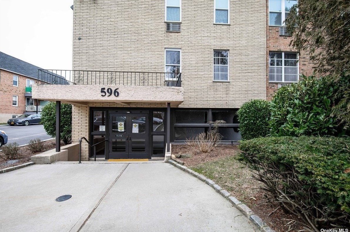596 Broadway #19b, Lynbrook, NY 11563