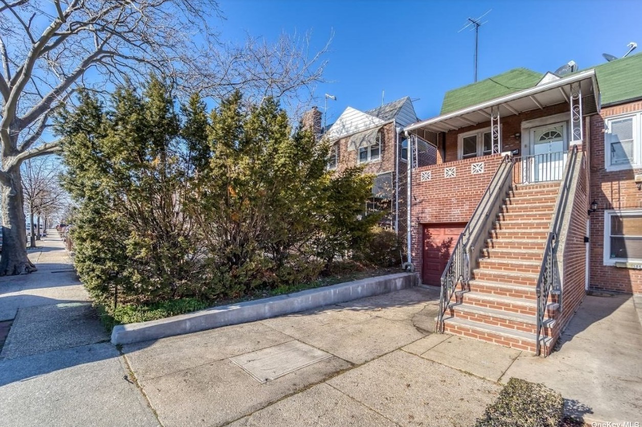 58-41 80th St, Flushing, NY 11379-1319