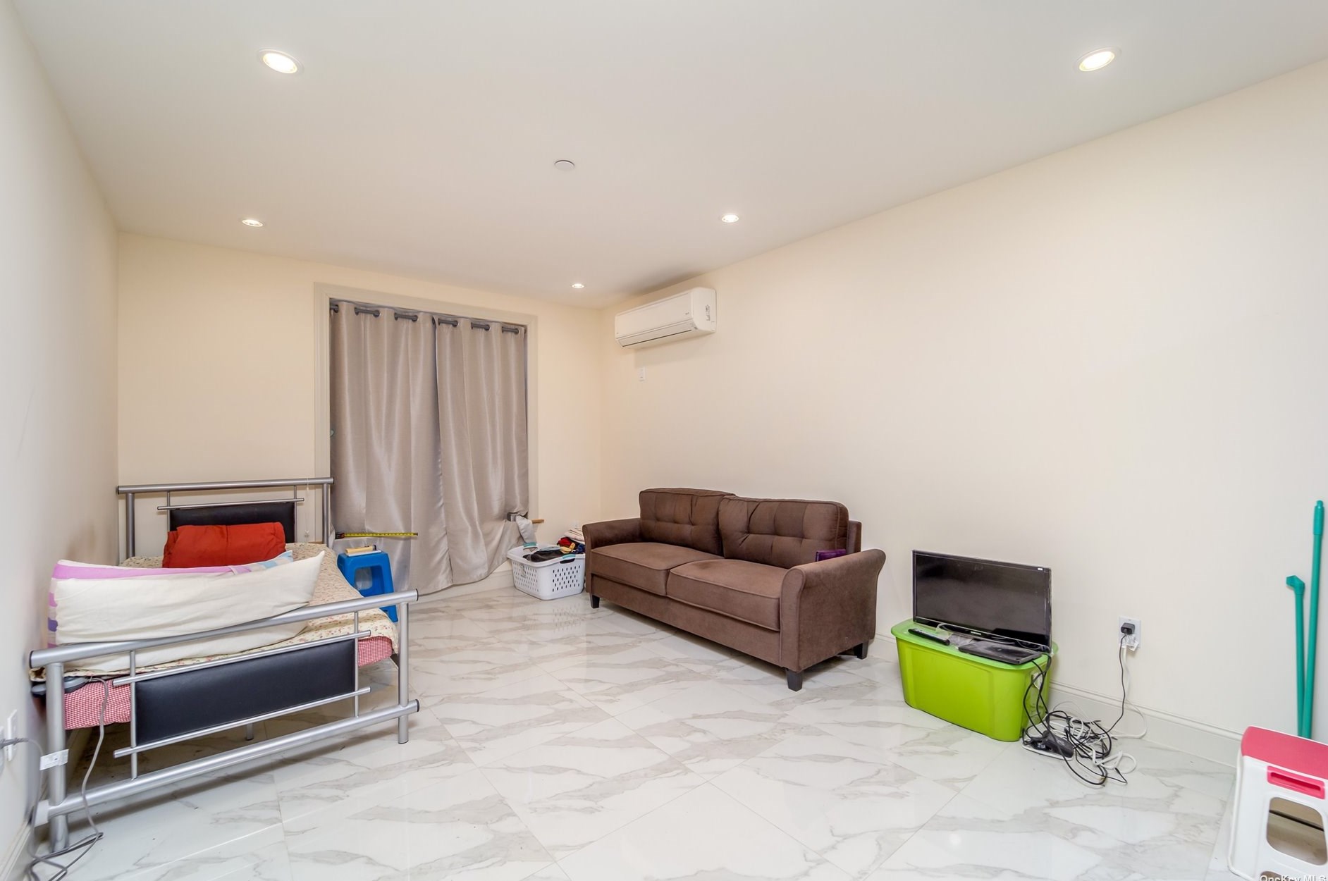 6538 Austin St, Flushing, NY 11374-4628