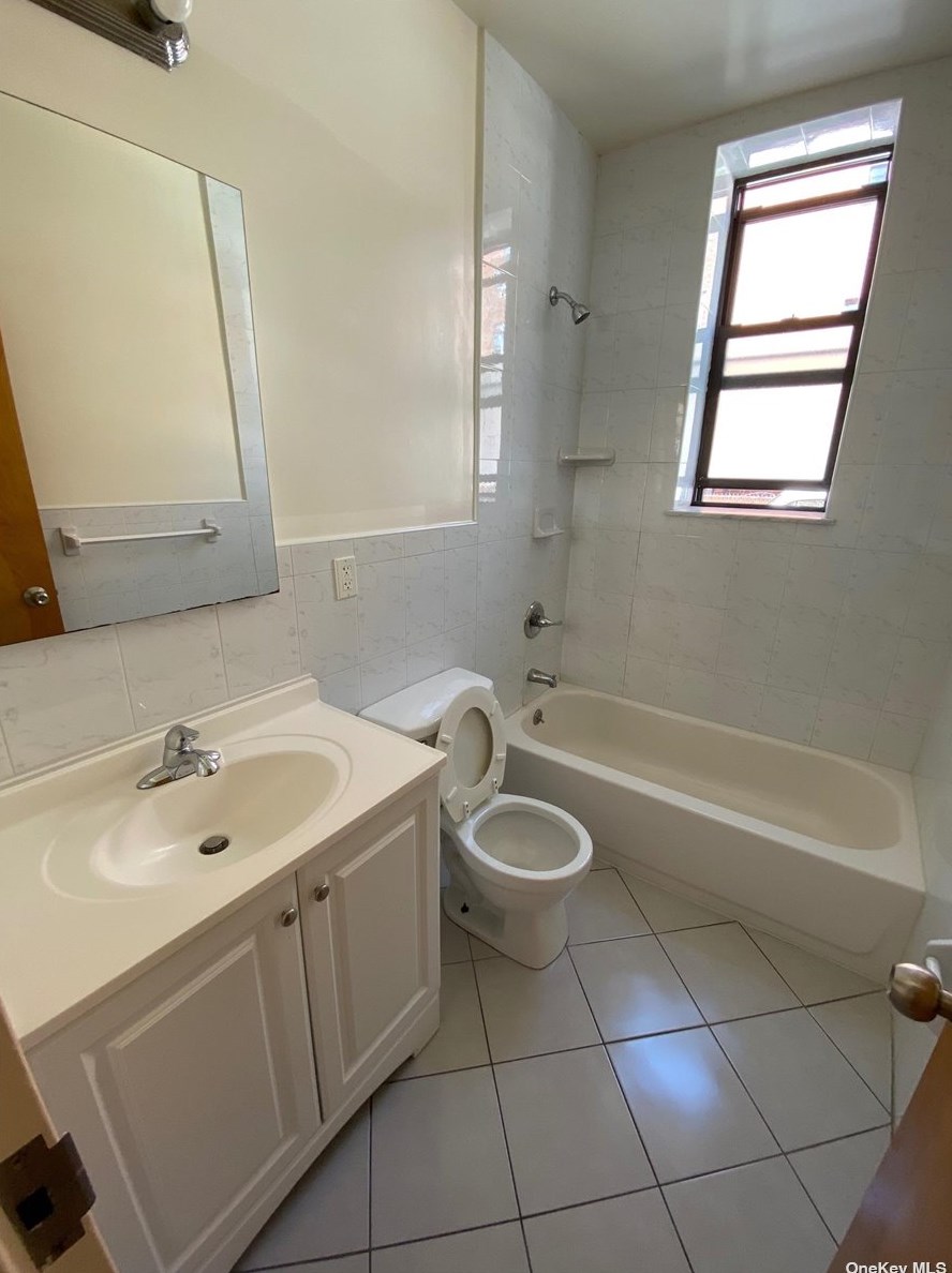 107-12 37th Dr, Flushing, NY 11368