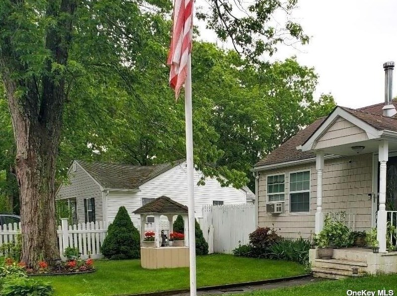 146 Daisy Dr, Old Mastic, NY 11951-3712
