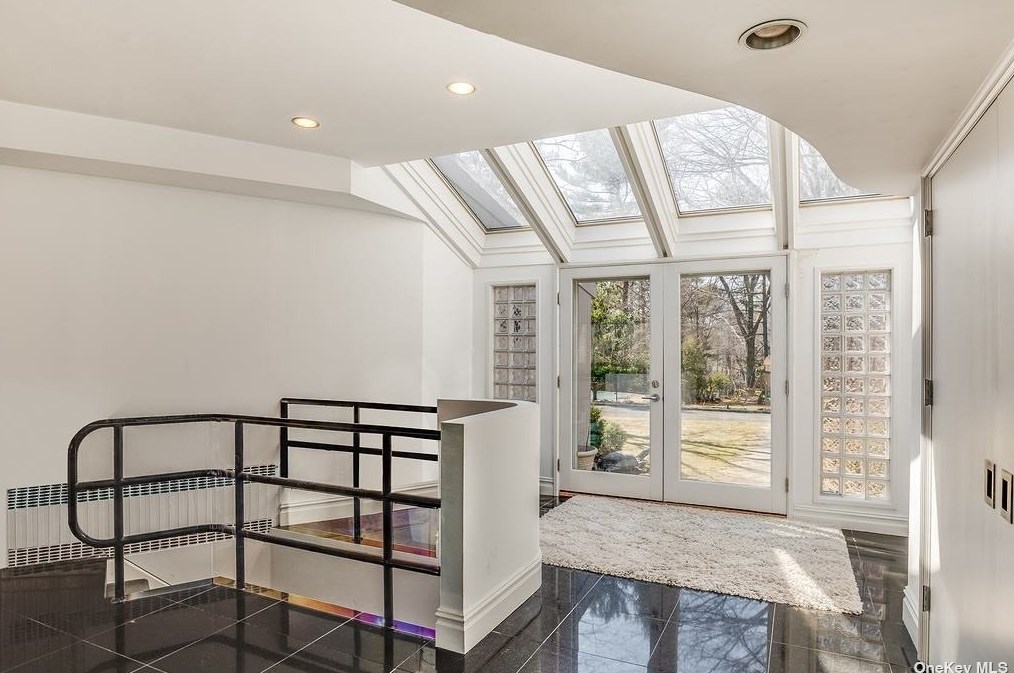 20 Hill Rd, Port Washington, NY 11050-2614