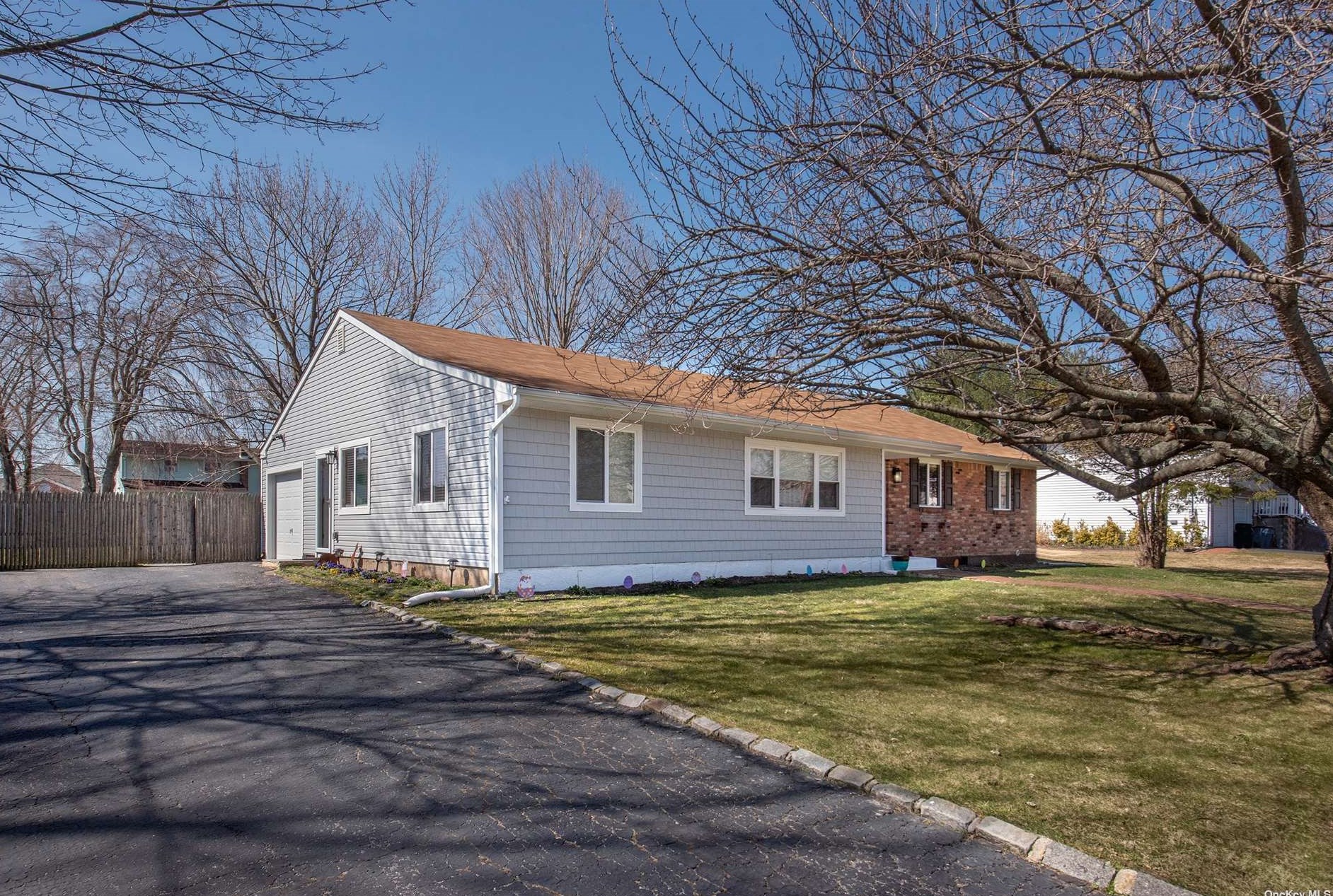 16 Carolyn Rd, Prt Jefferson Station, NY 11776-1706
