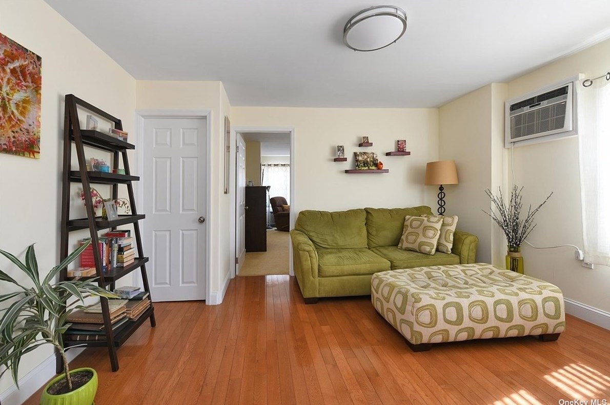 32-50 201st St, Flushing, NY 11361-1015