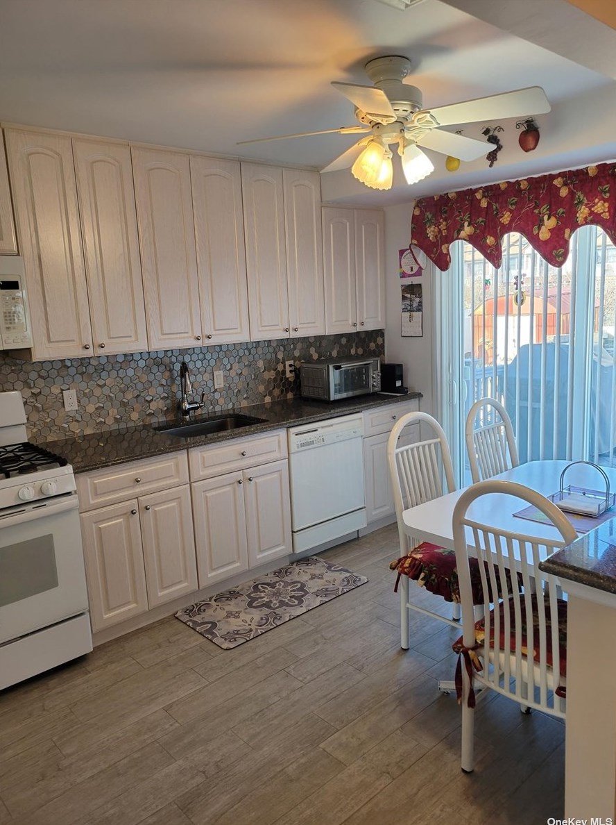 395 Clearmeadow Dr, Hempstead NY  11554-1225 exterior