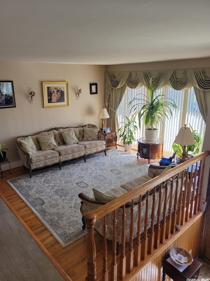 395 Clearmeadow Dr, Hempstead NY  11554-1225 exterior