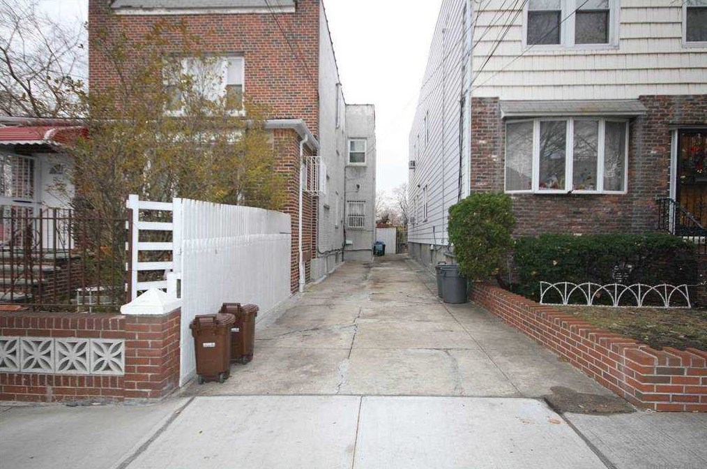 58-09 69th Pl, Flushing, NY 11378-6006