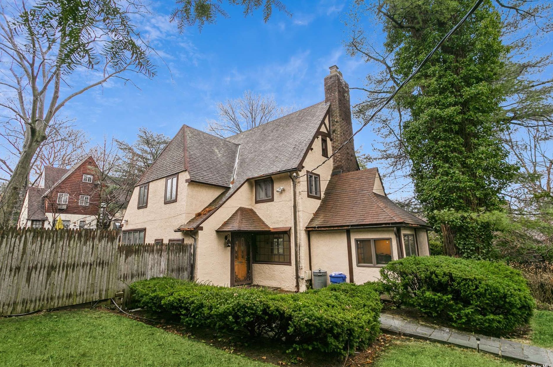 16 Cedar Ln, Flushing, NY 11363-1212