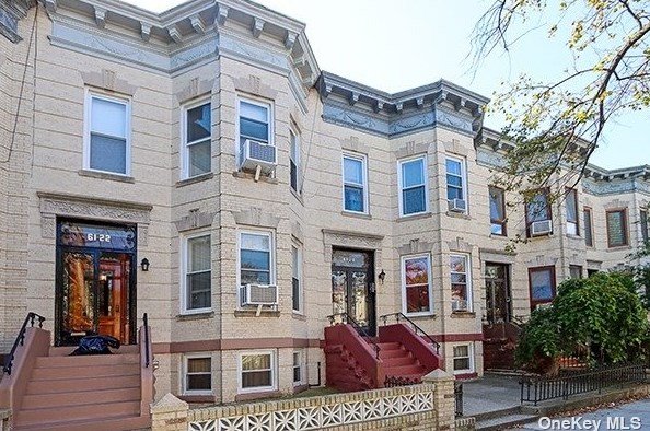 61-20 Linden St, Flushing, NY 11385-2143