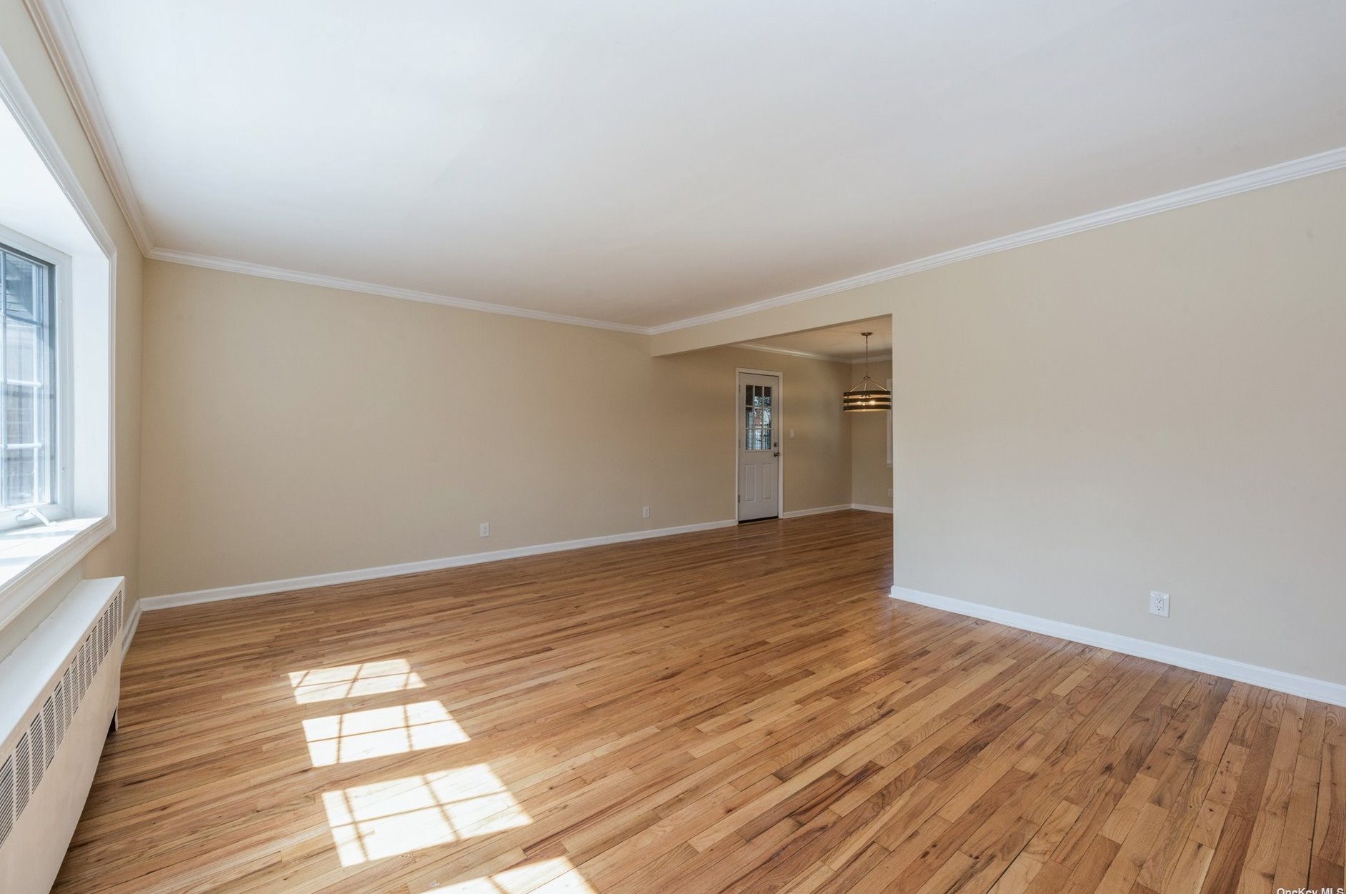 81 New Hampshire Ave, East Massapequa, NY 11758-3918