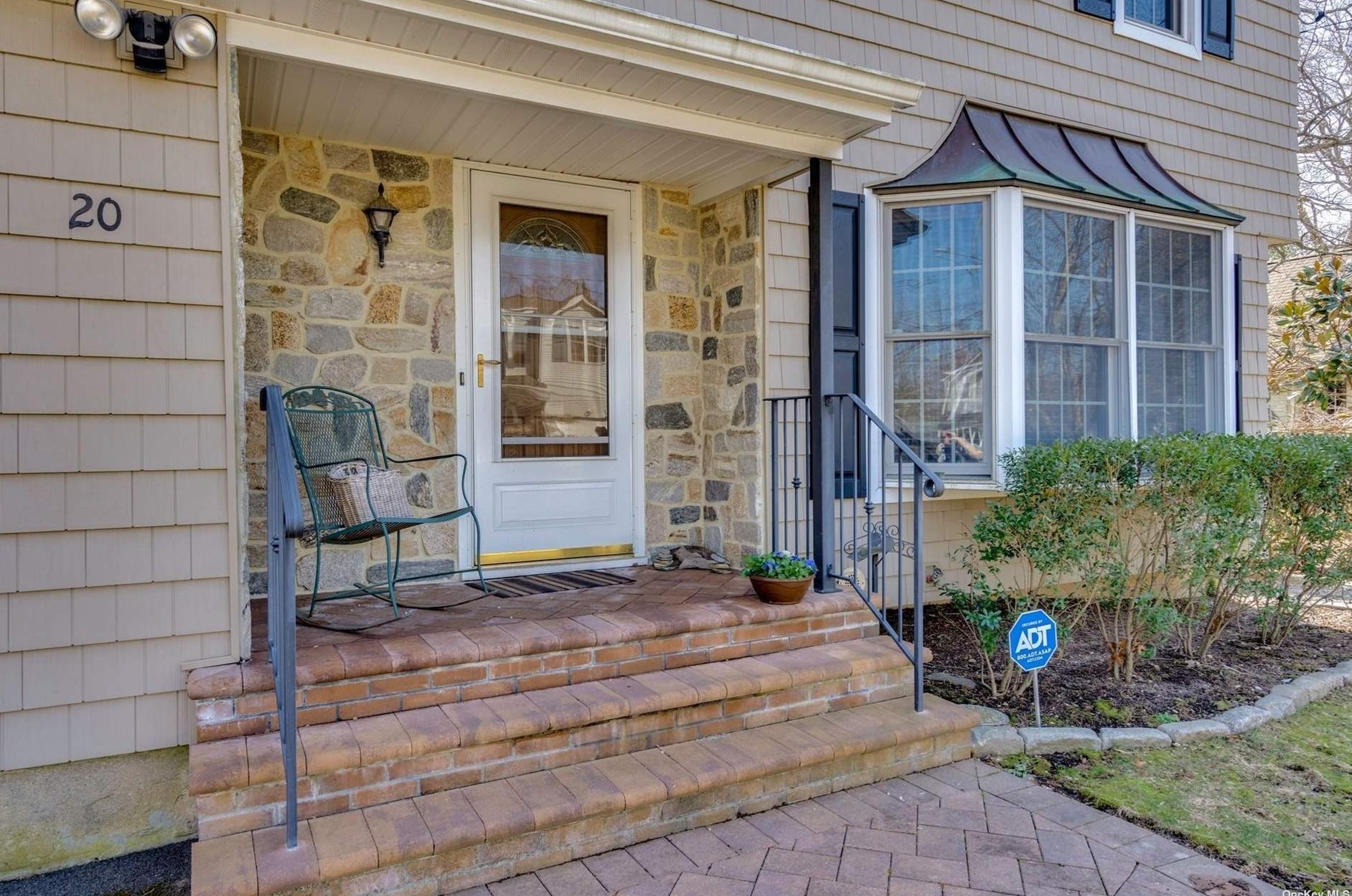 20 Grand Pl, Elwood, NY 11731