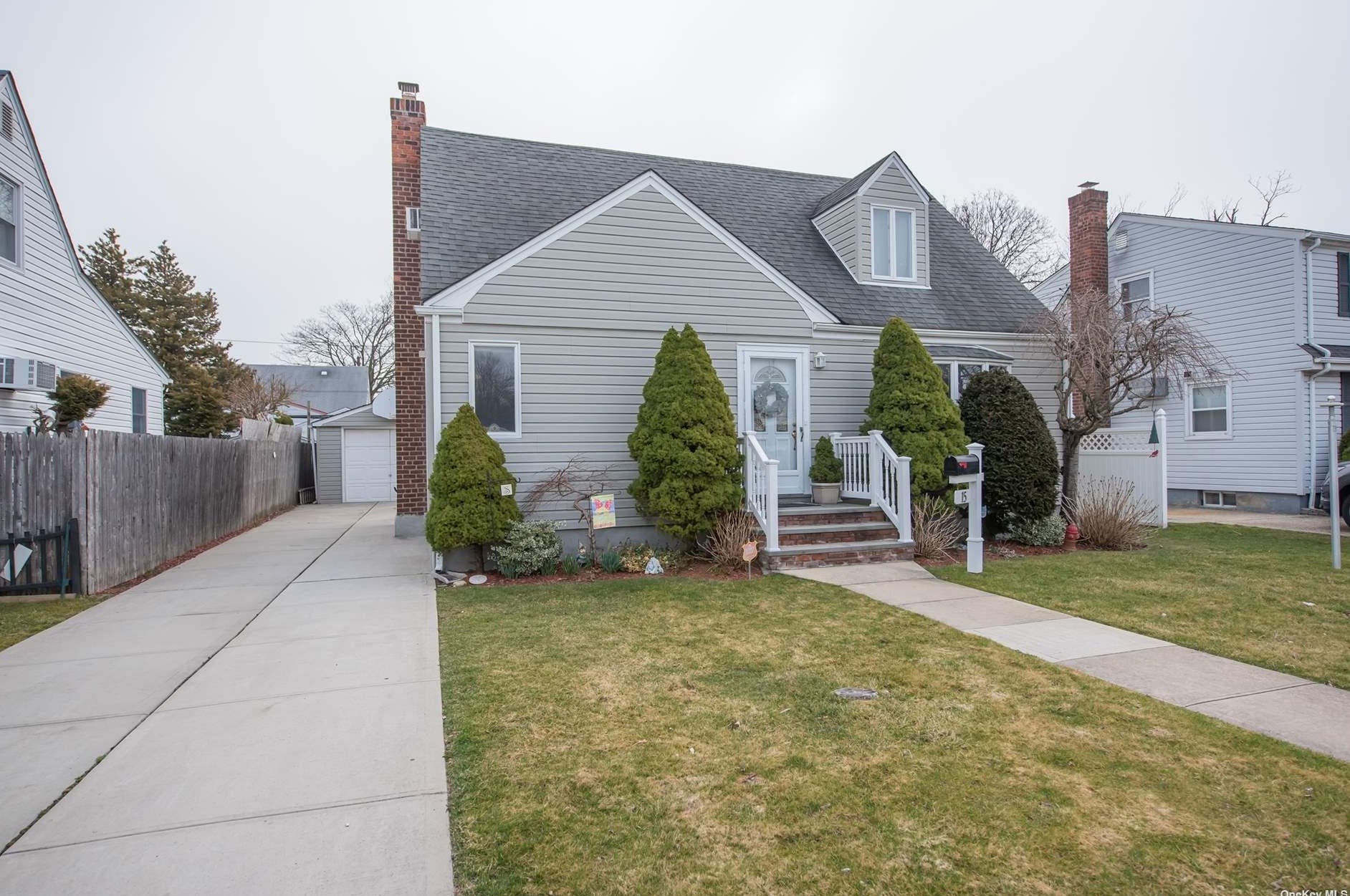 15 Elm St, Hicksville, NY 11801-4362