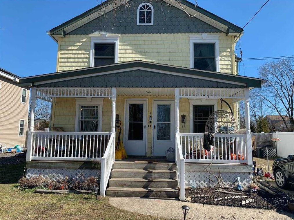 15 Roosevelt Ave, Canaan Lake, NY 11772-3654
