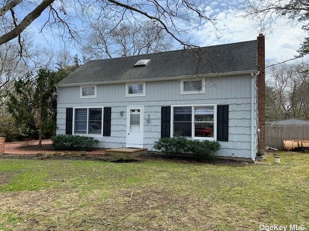8 Kennedy Ln, Hampton Bays, NY 11946-1709