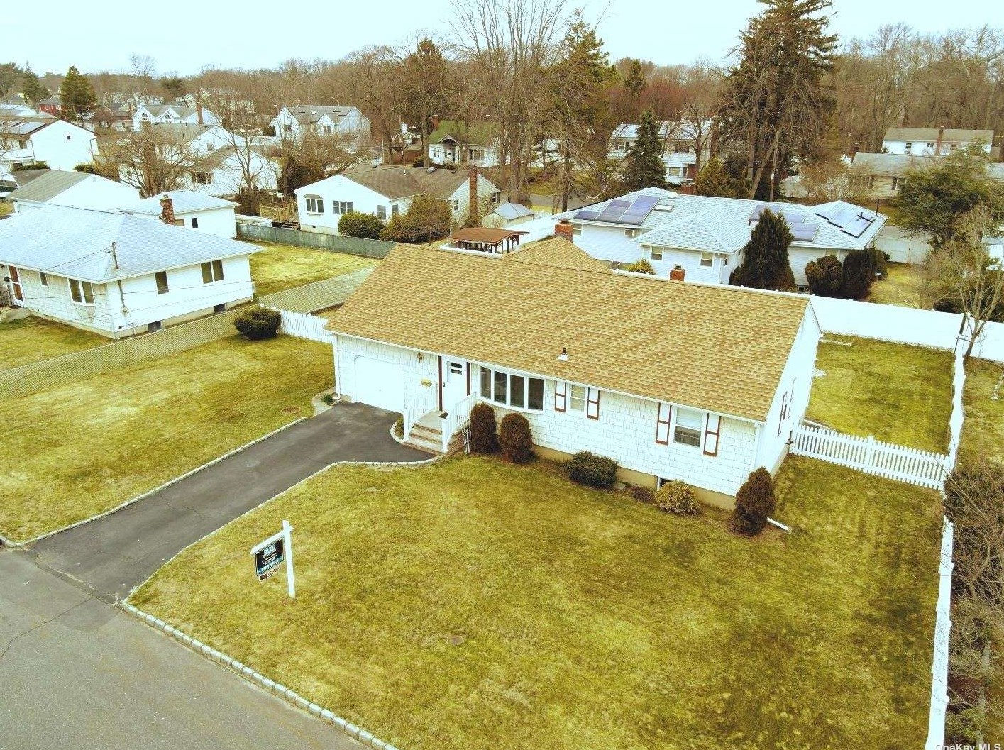 329 Seward St, Babylon, NY 11704