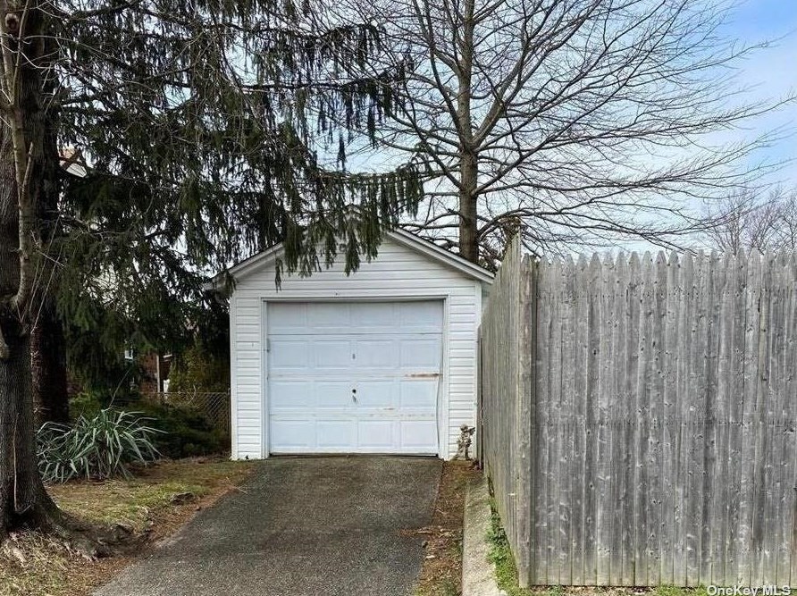 996 Kings Pkwy, North Baldwin, NY 11510-2108