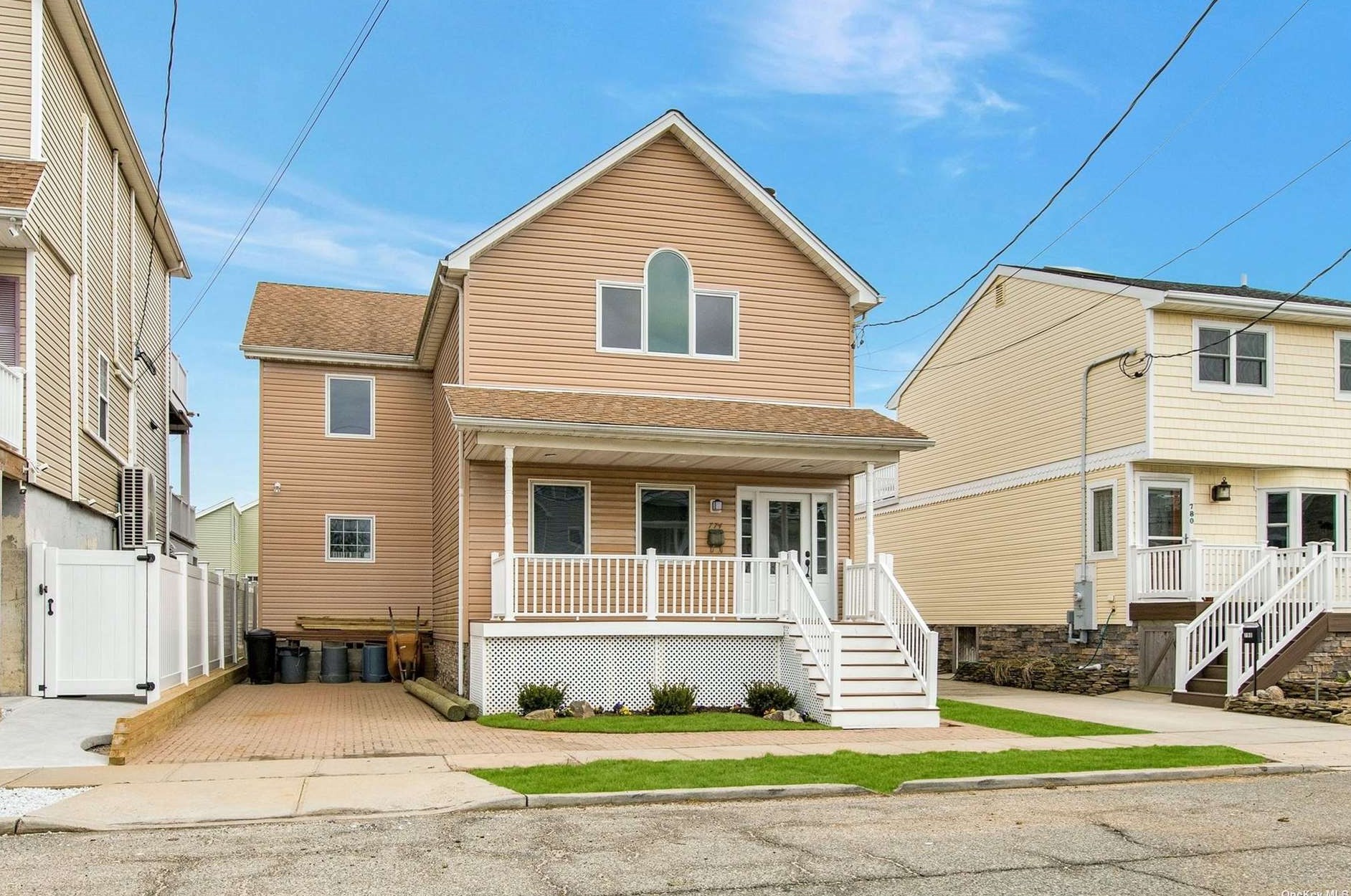 774 S 8th St, North Lindenhurst, NY 11757