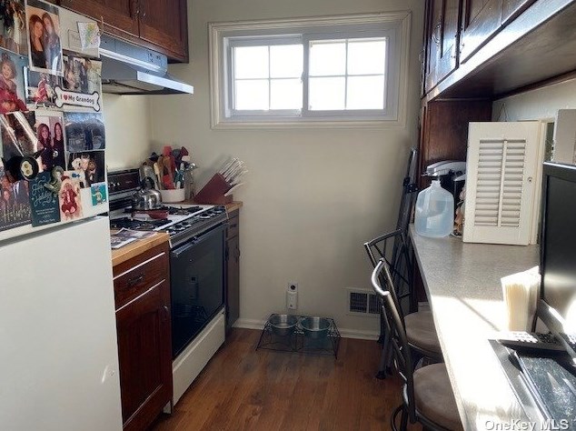 46 Alexander Dr, Syosset NY  11791-4813 exterior