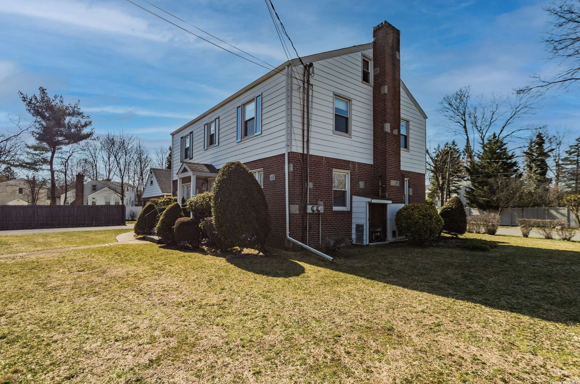 1 Beverly Rd, Huntington Station, NY 11746