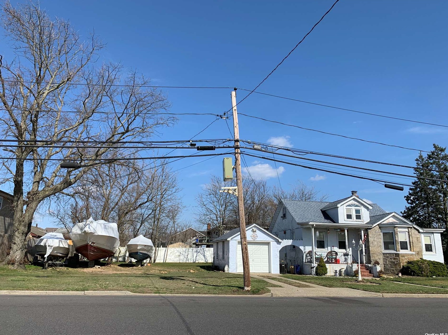217 E Riviera Dr, North Lindenhurst, NY 11757