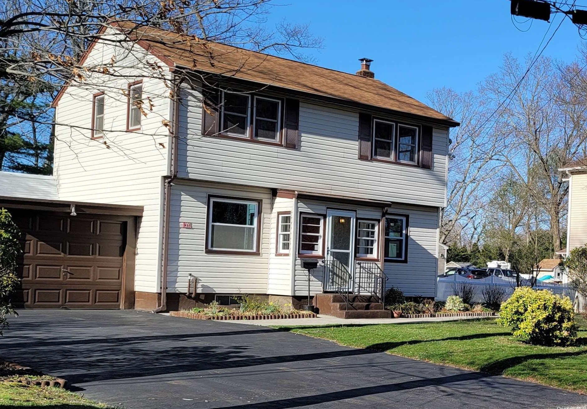 23 Grove Ave, Head Of The Harbor, NY 11780-3006