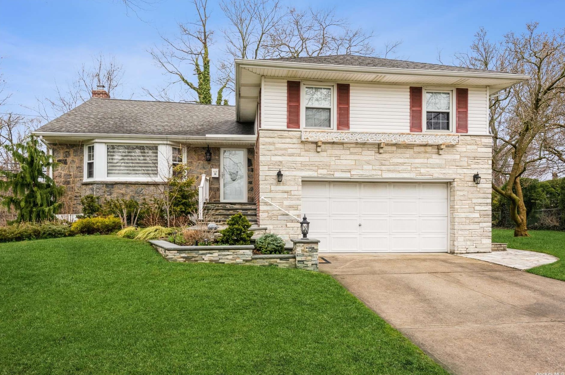 38 Tulip Ln, Williston Park, NY 11596
