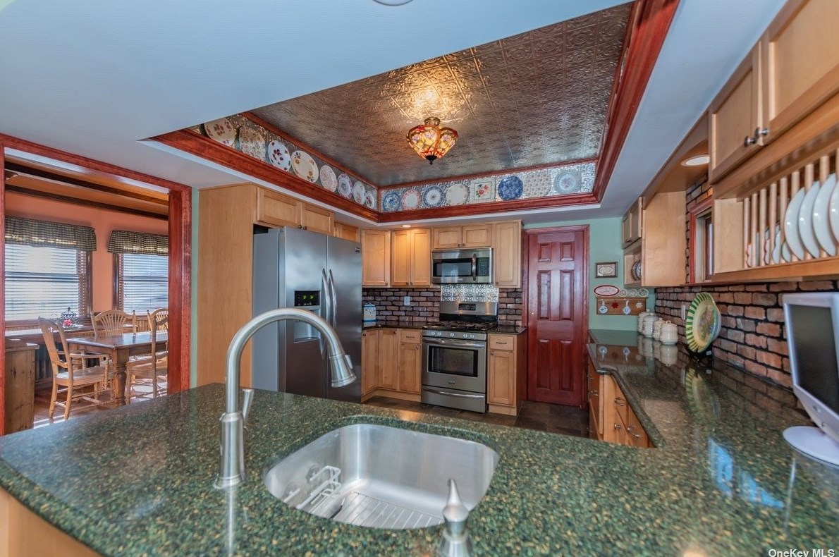 28 1st St, Lynbrook, NY 11563-4104