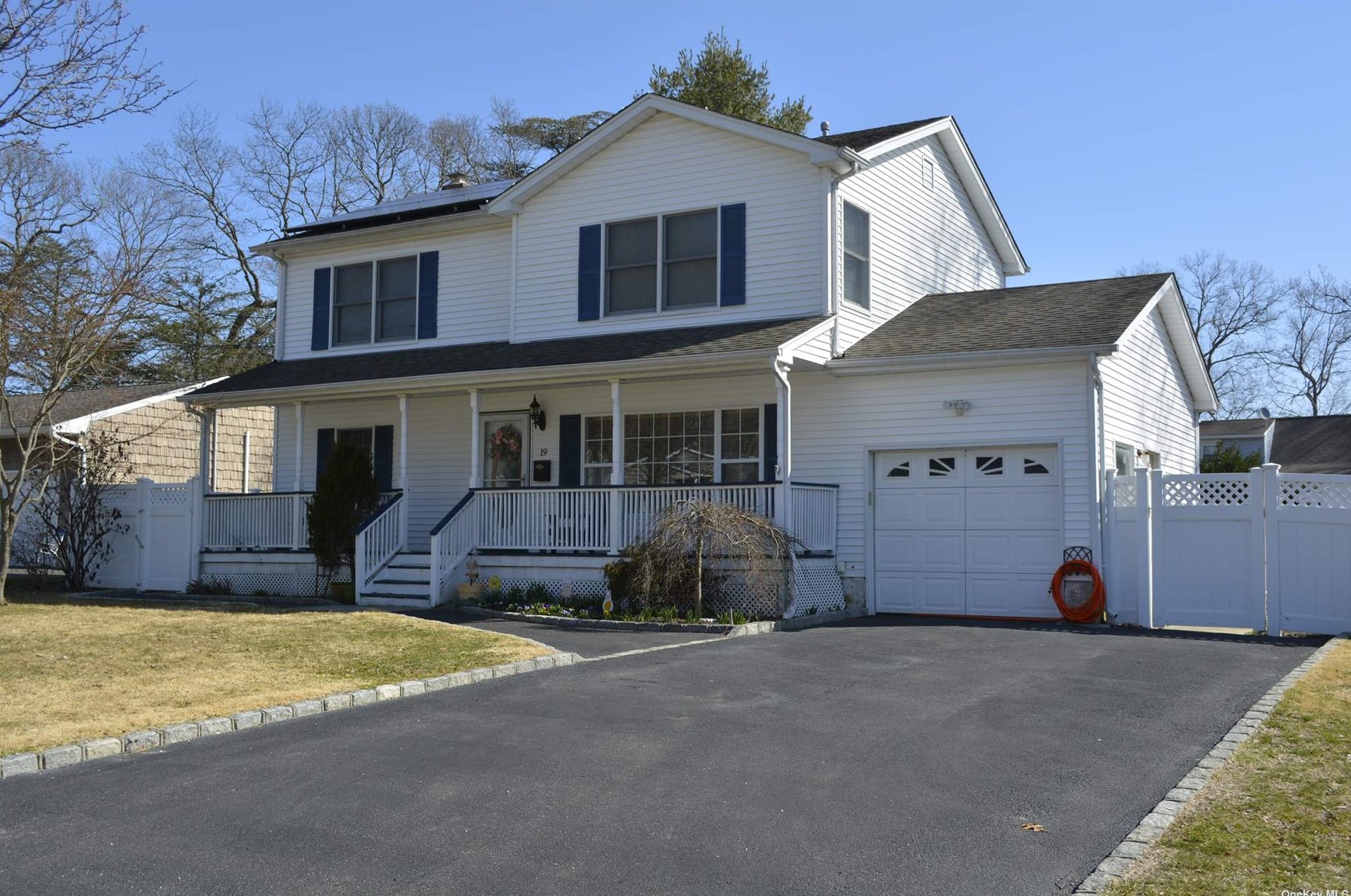 19 Center St, Hauppauge, NY 11779-4523