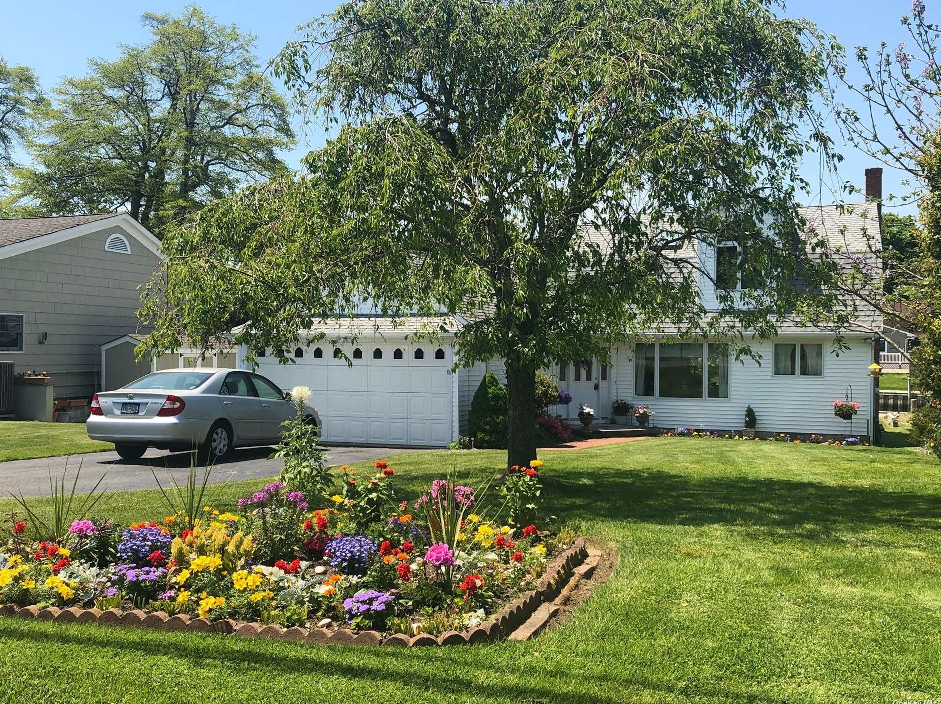 8 Orchard Neck Rd, Center Moriches, NY 11934