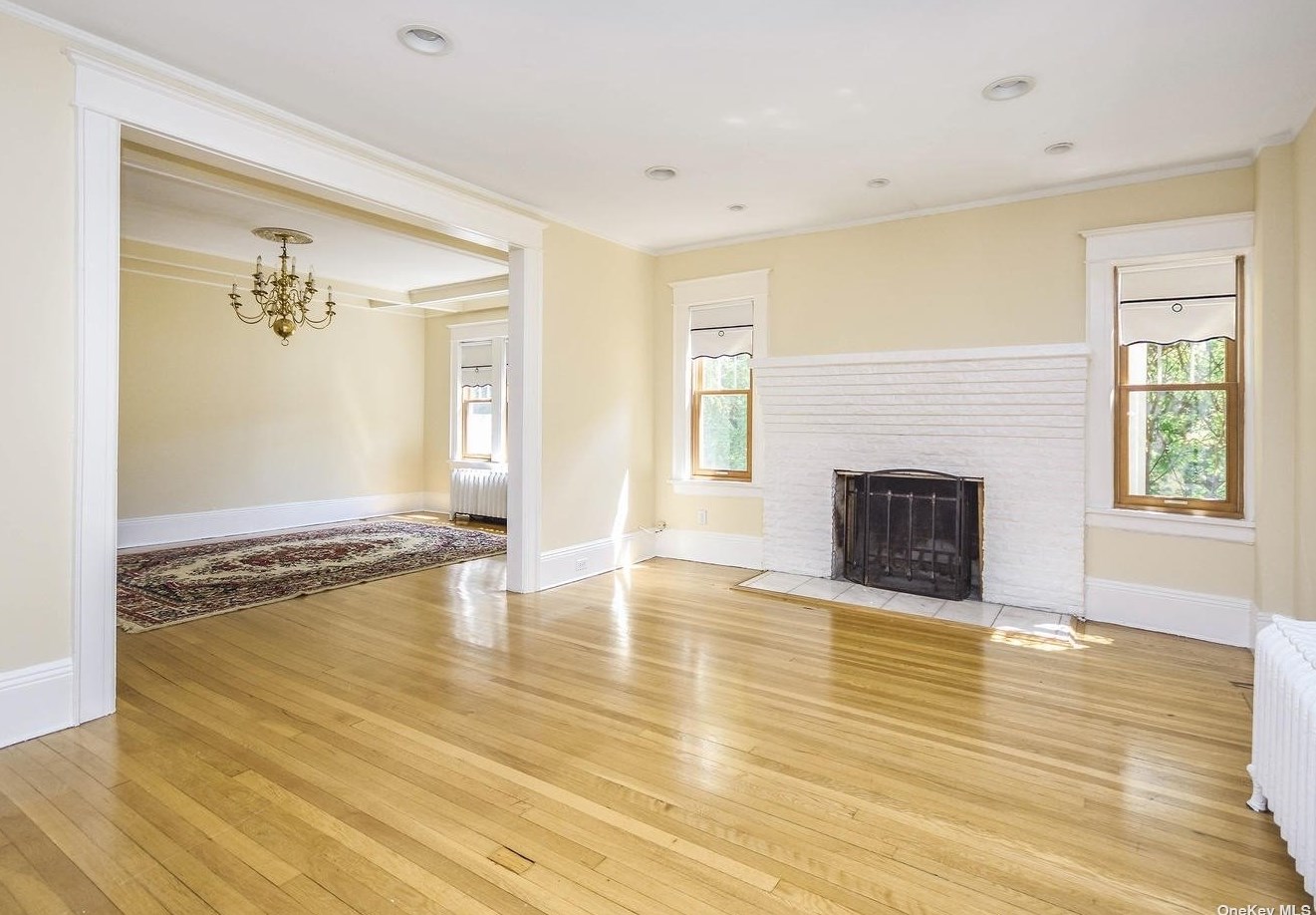12 Hillside Ave, Port Washington NY  11050-2747 exterior