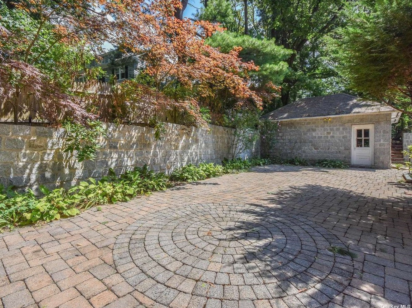 12 Hillside Ave, Port Washington NY  11050-2747 exterior