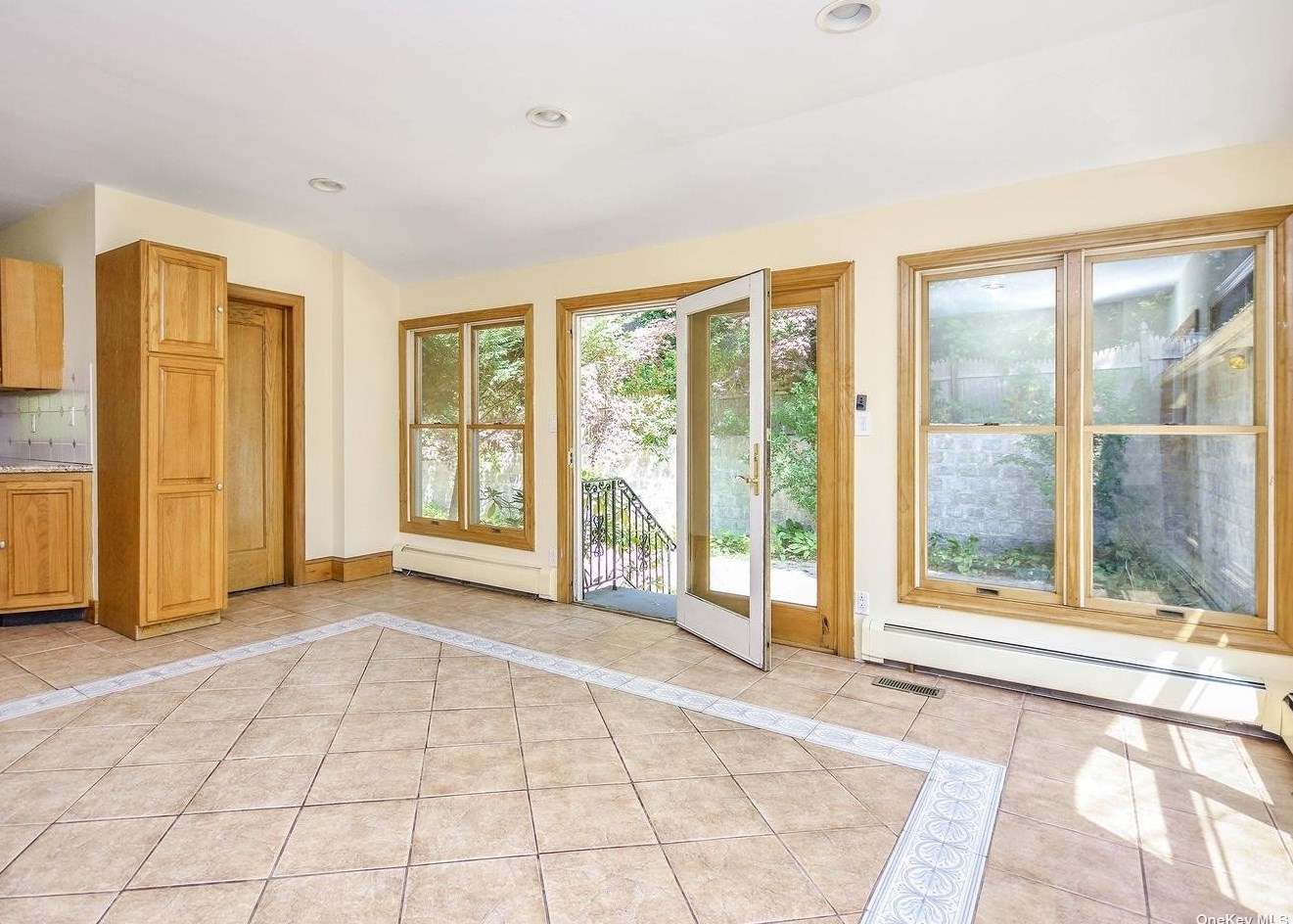 12 Hillside Ave, Port Washington NY  11050-2747 exterior
